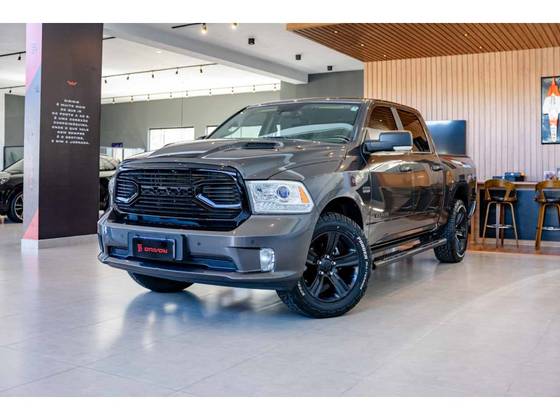 RAM CLASSIC 5.7 V8 GASOLINA LARAMIE NIGHT EDITION CD 4X4 AUTOMÁTICO
